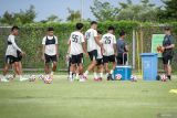 Pelatih baru Persebaya Surabaya Fernando Jose Bernardo Tavares (kanan) memberikan instruksi saat memimpin latihan perdana di Lapangan C Stadion Gelora Bung Tomo, Jawa Timur, Selasa (6/1/2026). Persebaya Surabaya resmi mengontrak juru taktik asal Portugal tersebut menggantikan Eduardo Perez Moran untuk mengarungi sisa kompetisi Liga 1 Indonesia musim 2025/2026. ANTARA Jatim/Rizal Hanafi/mas.