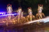 Sejumlah penari menampilkan tarian gandrung Jajang pada acara Purna Candra di Papring, Kalipuro, Banyuwangi, Jawa Timur, Selasa (6/1/2026) malam. Aktualisasi seni seperti teaterikal, wayang dan tari-tarian tersebut selain menjadi tradisi masyarakat Papring dalam menyambut bulan purnama, juga sebagai ajang kreativitas melestarikan kesenian tradisional. ANTARA Jatim/Budi Candra Setya/mas.