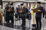 Anggota Majelis Kehormatan Mahkamah Konstitusi (MKMK) Yuliandri (tengah), Ridwan Mansyur (kiri), dan I Dewa Gede Palguna (kanan) mengikuti pengucapan sumpah anggota MKMK di Gedung MK, Jakarta, Rabu (7/1/2026). Mahkamah Konstitusi menetapkan keputusan Ketua MK tentang perpanjangan MKMK masa tugas 7 Januari 2026 sampai dengan 31 Desember 2026 yang beranggotakan Ridwan Mansyur, I Dewa Gede Palguna serta Yuliandri. ANTARA FOTO/Dhemas Reviyanto/nym.