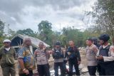 Bupati Mimika Johannes Rettob bertemu aparat Polres Mimika dan Brimob Batalyon B Polda Papua Tengah yang melakukan siaga pengamanan di Distrik Kwamki Narama, Kamis (08/01/2026).