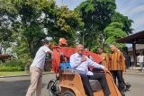 Sebanyak 200 tukang becak terima bantuan becak listrik Presiden