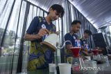 Peserta meracik kopi saat fun brewing competition di Markas Komando Distrik Militer (Makodim) 0616/Indramayu, Jawa Barat, Kamis (8/1/2026). Lomba yang digelar Kodim 0616/Indramayu itu diikuti puluhan peserta dari berbagai daerah di Jawa Barat yang bertujuan untuk meningkatkan kemampuan barista dalam menyajikan kopi sekaligus mempromosikan kopi lokal ke pasar yang lebih luas. ANTARA FOTO/Dedhez Anggara/agr
