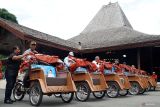 Petugas memandu pengayuh becak lansia berlatih mengendarai becak listrik bantuan Presiden Prabowo Subianto di halaman Pendopo Kabupaten Tulungagung, Tulungagung, Jawa Timur, Kamis (8/1/2026). Sebanyak 200 pengayuh becak berusia 60 tahun ke atas mengikuti pelatihan tersebut sebelum menerima unit kendaraan roda tiga yang merupakan bagian dari program bantuan pribadi Presiden melalui Yayasan Gerakan Solidaritas Nasional, sebagai upaya meningkatkan kesejahteraan dan produktivitas kerja pengayuh becak di tengah tantangan ekonomi. ANTARA Jatim/Destyan Sujarwoko/mas.