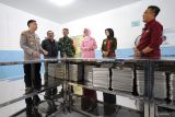 Kapolres Kediri Kota AKBP Anggi Ibrahim Saputra (kiri) bersama Wali Kota Kediri Vinanda Prameswati (kedua kanan) meninjau salah satu ruangan saat peluncuran Satuan Pelayanan Pemenuhan Gizi (SPPG) Semampir 1 Yayasan Kemala Bhayangkari Polres Kediri Kota, Kota Kediri, Jawa Timur, Rabu (7/1/2026). SPPG berstandar sanitasi dan kesehatan yang baik tersebut diluncurkan guna melayani makan bergizi gratis untuk 2.410 penerima manfaat di 9 sekolah dan diharapkan mampu menjadi penggerak ekonomi masyarakat setempat melalui penggunaan bahan pangan dari petani, peternak, dan pelaku UMKM. ANTARA Jatim/Prasetia Fauzani/mas.