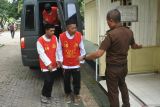 Terdakwa pencurian burung cendet Masir (71/tengah) berjalan setelah turun dari mobil tahanan di Pengadilan Negeri Situbondo, Jawa Timur, Rabu (7/1/2026). Majelis Hakim menjatuhkan hukuman penjara 5 bulan 20 hari kepada terdakwa Masir dalam kasus pencurian burung cendet (Lanius schach) sebanyak lima ekor di Taman Nasional Baluran karena terbukti melanggar Undang-Undang Nomor 5 Tahun 1990 tentang Konservasi Sumber Daya Alam Hayati dan Ekosistem. ANTARA Jatim/Seno/mas.