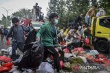 Mahasiswa membuang sampah saat aksi unjuk rasa di Kantor Wali Kota Tangerang Selatan, Banten, Kamis (8/1/2026). Mereka menuntut Pemerintah Kota Tangerang Selatan untuk mengambil langkah konkret dalam permasalahan sampah, mengevaluasi sistem pengelolaan sampah serta melakukan pengangkutan sampah secara menyeluruh dan rutin di titik rawan penumpukan. ANTARA FOTO/Putra M. Akbar/gp