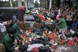Mahasiswa membuang sampah ke mobil Satpol PP saat aksi unjuk rasa di Kantor Wali Kota Tangerang Selatan, Banten, Kamis (8/1/2026). Mereka menuntut Pemerintah Kota Tangerang Selatan untuk mengambil langkah konkret dalam permasalahan sampah, mengevaluasi sistem pengelolaan sampah serta melakukan pengangkutan sampah secara menyeluruh dan rutin di titik rawan penumpukan. ANTARA FOTO/Putra M. Akbar/gp