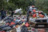 Mahasiswa membuang sampah ke mobil Satpol PP saat aksi unjuk rasa di Kantor Wali Kota Tangerang Selatan, Banten, Kamis (8/1/2026). Mereka menuntut Pemerintah Kota Tangerang Selatan untuk mengambil langkah konkret dalam permasalahan sampah, mengevaluasi sistem pengelolaan sampah serta melakukan pengangkutan sampah secara menyeluruh dan rutin di titik rawan penumpukan. ANTARA FOTO/Putra M. Akbar/gp