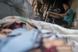 Pekerja menyelesaikan pembuatan lap dari bahan kain perca di Kresek, Kabupaten Tangerang, Banten, Kamis (8/1/2026). Kementerian Usaha Mikro, Kecil dan Menengah (UMKM) mulai 1 Januari 2026 memberlakukan skema program kredit usaha rakyat (KUR) UMKM dengan bunga enam persen tanpa batas pengajuan yang diperuntukkan bagi UMKM di seluruh sektor baik perdagangan maupun produksi guna memperluas akses pembiayaan dan memperkuat daya saing UMKM. ANTARA FOTO/Putra M. Akbar/gp