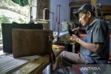 Pekerja menyelesaikan pembuatan tas dari bahan kulit ular di Cisoka, Kabupaten Tangerang, Banten, Selasa (6/1/2026). Pemerintah resmi menanggung Pajak Penghasilan (PPh) Pasal 21 periode 2026 untuk pekerja di lima sektor usaha padat karya yaitu industri alas kaki, tekstil dan pakaian jadi, furnitur, kulit dan barang dari kulit, serta pariwisata, sebagai upaya menjaga tingkat kesejahteraan masyarakat antara lain dengan pemberian fasilitas fiskal. ANTARA FOTO/Putra M. Akbar/gp