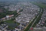 Foto udara deretan unit rumah subsidi di Rajeg, Kabupaten Tangerang, Banten, Kamis (8/1/2026). Badan Pengelola Tabungan Perumahan Rakyat (BP Tapera) mengungkapkan penyaluran dana Fasilitas Likuiditas Pembiayaan Perumahan (FLPP) rumah subsidi pada 2025 mencapai 278.868 unit senilai Rp34,64 triliun dari 40 bank penyalur pada 13.249 perumahan di 33 provinsi dan 401 kabupaten/kota. ANTARA FOTO/Putra M. Akbar/gp