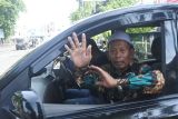  Terpidana pencurian burung cendet Masir. menaiki mobil saat di jemput keluarga usai keluar dari Rutan Kelas IIB, Situbondo, Jawa Timur, Jumat (9/1/2026). Kakek Masir yang terjerat pencurian burung cendet (Lanius schach) di Taman Nasional Baluran dinyatakan bebas usai menjalani hukuman penjara 5 bulan 20 hari. Antara Jatim/Seno.