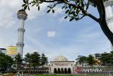 Suasana Masjid Raya Bandung di Jalan Asia Afrika, Bandung, Jawa Barat, Jumat (9/1/2026). Status Masjid Agung Bandung sebagai Masjid Raya Provinsi Jawa Barat resmi berakhir setelah 23 tahun, sebagaimana tertuang dalam Keputusan Gubernur Jawa Barat yang mengacu pada sejumlah regulasi, mulai dari Undang-Undang Nomor 23 Tahun 2014 tentang Pemerintahan Daerah hingga Undang-Undang Nomor 41 Tahun 2004 tentang Wakaf beserta peraturan turunannya. ANTARA FOTO/Raisan Al Farisi/agr