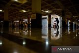 Petugas kebersihan membersihkan sudut Masjid Raya Bandung di Jalan Asia Afrika, Bandung, Jawa Barat, Jumat (9/1/2026). Status Masjid Agung Bandung sebagai Masjid Raya Provinsi Jawa Barat resmi berakhir setelah 23 tahun, sebagaimana tertuang dalam Keputusan Gubernur Jawa Barat yang mengacu pada sejumlah regulasi, mulai dari Undang-Undang Nomor 23 Tahun 2014 tentang Pemerintahan Daerah hingga Undang-Undang Nomor 41 Tahun 2004 tentang Wakaf beserta peraturan turunannya. ANTARA FOTO/Raisan Al Farisi/agr