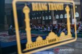 Warga mengikuti kajian di Masjid Raya Bandung di Jalan Asia Afrika, Bandung, Jawa Barat, Jumat (9/1/2026). Status Masjid Agung Bandung sebagai Masjid Raya Provinsi Jawa Barat resmi berakhir setelah 23 tahun, sebagaimana tertuang dalam Keputusan Gubernur Jawa Barat yang mengacu pada sejumlah regulasi, mulai dari Undang-Undang Nomor 23 Tahun 2014 tentang Pemerintahan Daerah hingga Undang-Undang Nomor 41 Tahun 2004 tentang Wakaf beserta peraturan turunannya. ANTARA FOTO/Raisan Al Farisi/agr