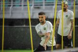 Pesepak bola asal Brasil Jefferson Silva (kiri) dan Bruno Paraiba (kanan) mengikuti latihan bersama Persebaya Surabaya di Stadion Gelora Bung Tomo, Surabaya, Jawa Timur, Jumat (9/1/2026). Tim Bajul Ijo merekrut dua pemain asing baru yakni penyerang Bruno Paraiba dan bek Jefferson Silva untuk mengarungi putaran kedua kompetisi Liga 1 Indonesia musim 2025/2026 ANTARA Jatim/Rizal Hanafi/mas.
