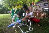Peserta menyiapkan roket air sebelum diluncurkan saat kompetisi STEAM (Science, Technology, Engineering, Arts, and Mathematics) dalam Progresif Festival 5.0 di Sekolah Progresif Bumi Shalawat Sidoarjo, Jawa Timur, Sabtu (10/1/2026). Progresif Festival yang diikuti oleh 2200 pelajar dari berbagai daerah tersebut merupakan ajang olimpiade tingkat nasional yang betujuan sebagai wadah bagi para siswa untuk mengasah kemampuan berpikir kritis (critical thinking), kreativitas, dan pemecahan masalah melalui pendekatan interdisipliner. Antara Jatim/Umarul Faruq/abs