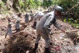 Bakamla bersihkan material longsor akses Kampung Makoa di Sitaro