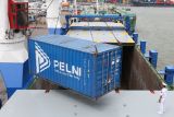 Pekerja menggunakan derek kapal (ship crane) memindahkan muatan peti kemas ke dalam kapal kargo KM Logistik Nusantara 3 di Terminal Mirah, Pelabuhan Tanjung Perak, Surabaya, Jawa Timur, Sabtu (10/1/2026). PT Pelayaran Nasional Indonesia (Persero) melepas pelayaran perdana program Tol Laut tahun 2026 KM Logistik Nusantara 3 yang mengangkut 74 TEUs muatan kering dan 4 TEUs muatan beku dengan rute Tanjung Perak, Wanci, Namrole dan kembali ke Tanjung Perak. Antara Jatim/ Didik Suhartono/abs