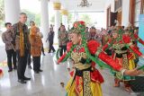 Gubernur Jawa Timur Khofifah Indar Parawansa (ketiga kiri), Duta Besar Jerman Ralf Beste (kedua kiri) dan Wakil Gubernur Jawa Timur Emil Elestianto Dardak (kiri) menyaksikan tari Muang Sangkal saat pertemuan di Gedung Negara Grahadi, Surabaya, Jawa Timur, Jumat (9/1/2026). Pertemuan Gubernur Jatim dengan Dubes Jerman beserta perwakilan Uni Eropa tersebut membahas beberapa isu strategis di antaranya kerja sama dalam pembangunan transportasi massal Surabaya Regional Railways Line (SRRL), penanganan fenomena perubahan iklim dan sampah serta dalam bidang kesehatan. ANTARA Jatim/Moch Asim.