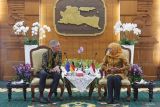 Gubernur Jawa Timur Khofifah Indar Parawansa (kanan) berbincang dengan Duta Besar Jerman Ralf Beste (kiri) saat pertemuan di Gedung Negara Grahadi, Surabaya, Jawa Timur, Jumat (9/1/2026). Pertemuan Gubernur Jatim dengan Dubes Jerman beserta perwakilan Uni Eropa tersebut membahas beberapa isu strategis di antaranya kerja sama dalam pembangunan transportasi massal Surabaya Regional Railways Line (SRRL), penanganan fenomena perubahan iklim dan sampah serta dalam bidang kesehatan. ANTARA Jatim/Moch Asim.