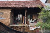 Bupati Kudus bantu pemilik rumah ambrol tergerus sungai