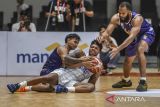 Pebasket Tangerang Hawks Yesaya Alessandro Saudale (kiri) dan Jeantal Cylla (kanan) berebut bola dengan pebasket Satria Muda Pertamina Bandung Jordan Treyvon Ivy-Curry (tengah) pada pertandingan lndonesian Basketball League 2026 di Indoor Stadium Sport Centre, Kabupaten Tangerang, Banten, Minggu (11/1/2026). Tangerang Hawks dikalahkan Satria Muda Pertamina Bandung dengan skor 74-95. ANTARA FOTO/Galih Pradipta/gp