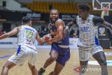 Pebasket Tangerang Hawks Jeantal Cylla (tengah)  berusaha melewati hadangan pebasket Satria Muda Pertamina Bandung Widyanta Putra Teja (kiri) dan Dame Diagne (kanan) pada pertandingan lndonesian Basketball League 2026 di Indoor Stadium Sport Centre, Kabupaten Tangerang, Banten, Minggu (11/1/2026). Tangerang Hawks dikalahkan Satria Muda Pertamina Bandung dengan skor 74-95. ANTARA FOTO/Galih Pradipta/gp
