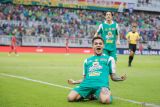 Pesepak bola Persebaya Surabaya Gali Freitas (kiri) berselebrasi usai mencetak gol ke gawang Malut United pada pertandingan BRI Super League di Stadion Gelora Bung Tomo, Surabaya, Jawa Timur, Sabtu (10/1/2025). Persebaya Surabaya mengalahkan Malut United dengan skor 2-1. ANTARA Jatim/Rizal Hanafi/mas.