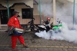 Seorang petugas dari Dinas Kesehatan melakukan pengasapan (fogging) di Pondok Pesantren Al-Ishlah, Kota Kediri, Jawa Timur, Senin (12/1/2026). Fogging di pondok pesantren tersebut sebagai upaya Pemkot Kediri mengendalikan perkembangbiakan nyamuk Aedes aegypti penyebab demam berdarah dengue saat musim hujan. Antara Jatim/Prasetia Fauzani/abs