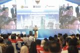 Presiden Prabowo Subianto (tengah) memberikan hormat kepada Sultan Kutai Kartanegara ing Martadipura ke XXI Adji Muhammad Arifin saat meresmikan proyek Refinery Development Master Plan (RDMP) di Refinery Unit (RU) V Balikpapan, Kalimantan Timur, Senin (12/1/2026). Presiden Prabowo Subianto meresmikan salah satu Proyek Strategis Nasional (PSN) yang dikerjakan oleh PT Kilang Pertamina Balikpapan dengan total investasi setara Rp123 triliun yang dapat memungkinkan kilang tersebut mengelola hingga 360 ribu barel minyak per harinya. Antara Kaltim/M Risyal Hidayat