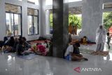 Sejumlah warga beristirahat saat mengungsi sementara di Masjid Grand Sutera, Kota Serang, Banten, Senin (12/1/2026). Berdasarkan data sementara BPBD Kota Serang per pukul 15.27 WIB, sebanyak 556 rumah terendam banjir dan 1.690 jiwa dari 532 Kepala Keluarga di enam kecamatan terdampak banjir akibat cuaca ekstrem yang melanda wilayah tersebut. ANTARA FOTO/Muhammad Bagus Khoirunas/gp