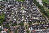 Foto udara kawasan permukiman yang terendam banjir di perumahan Grand Sutera, Kota Serang, Banten, Senin (12/1/2026). Berdasarkan data sementara BPBD Kota Serang per pukul 15.27 WIB, sebanyak 556 rumah terendam banjir dan 1.690 jiwa dari 532 Kepala Keluarga di enam kecamatan terdampak banjir akibat cuaca ekstrem yang melanda wilayah tersebut. ANTARA FOTO/Muhammad Bagus Khoirunas/gp