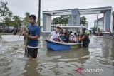 Anggota TNI bersama relawan menggunakan perahu untuk mengevakuasi warga terdampak banjir di Perumahan Duta Bandara Permai, Kosambi, Kabupaten Tangerang, Banten, Senin (12/1/2026). Badan Penanggulangan Bencana Daerah (BPBD) Kabupaten Tangerang mencatat sebanyak enam wilayah kecamatan terdampak banjir dengan ketinggian mulai dari 30-140 sentimeter yang berdampak terhadap sekitar 1.014 kepala keluarga. ANTARA FOTO/Putra M. Akbar/gp