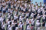 Siswa mengikuti senam anak Indonesia hebat ada hari pertama masuk sekolah di SMP Negeri 1 Ciamis, Kabupaten Ciamis, Jawa Barat, Senin (12/1/2026). Hari pertama masuk sekolah tahun ajaran 2025/2026 pasca libur semester genap diawali dengan senam anak Indonesia hebat dan menyanyikan lagu hari baru. ANTARA FOTO/Adeng Bustomi/agr