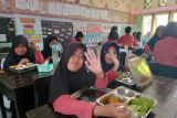 Pemberian MBG bagi guru dan tenaga pendidik di Mataram sesuai instruksi pusat
