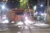 Sebuah truk tertabrak kereta saat mogok di perlintasanKebon Jeruk