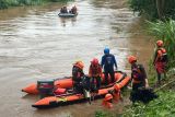 Seorang warga terbawa arus saat menyeberangi Sungai Belapunraga Gowa