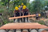 Brimob Polda-Sulteng bangun jembatan darurat di Labuan
