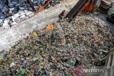 Petugas kebersihan mengolah sampah plastik menjadi Refuse Derived Fuel (RDF) di TPST Tegallega, Bandung, Jawa Barat, Selasa (13/1/2026). Pemerintah Kota Bandung mencatat saat ini sekitar 100 ton sampah per hari telah ditangani melalui kerja sama dengan sejumlah fasilitas pengolahan Refuse Derived Fuel (RDF) yang tersebar di berbagai wilayah Jawa Barat, termasuk di Kota Bandung dan beberapa kabupaten sekitarnya untuk mengantisipasi darurat sampah. ANTARA FOTO/Raisan Al Farisi/agr