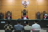Keempat terdakwa kasus korupsi pembangunan pagar laut di Kabupaten Tangerang Chandra Eka Agung Wahyudi (kiri), Septian Prasetyo (kedua kiri), Ujang Karta (kedua kanan), dan Arsin (kanan) menjalani sidang dengan agenda pembacaan vonis di Pengadilan Tipikor Serang, Kota Serang, Banten, Selasa (13/1/2026). Majelis Hakim memvonis empat terdakwa dalam kasus korupsi pembangunan pagar laut di Desa Kohod, Kabupaten Tangerang yakni Arsin, Ujang Karta, Septian Prasetyo, serta Chandra Eka Agung Wahyudi dengan hukuman tiga tahun enam bulan penjara dan denda Rp100 juta subsider enam bulan kurungan. ANTARA FOTO/Angga Budhiyanto/gp