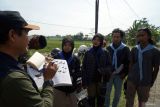 Petugas Balai Besar Konservasi Sumber Daya Alam (BBKSDA) Jawa Timur memberikan pengarahan sebelum kegiatan Tulungagung Bird Walk #2 di area persawahan Desa Bungur, Tulungagung, Jawa Timur, Selasa (13/1/2026). Kegiatan yang melibatkan komunitas pecinta alam tersebut digelar sebagai upaya edukasi satwa burung sekaligus pengenalan keanekaragaman jenis burung, terutama burung dari belahan bumi utara yang tengah bermigrasi dan singgah di wilayah Tulungagung. ANTARA Jatim/Destyan Sujarwoko/mas.