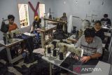Pekerja konveksi menjahit celana gunung dan jaket parasut di rumah produksi Hextstudio, Desa Margahayu, Kecamatan Manonjaya, Kabupaten Tasikmalaya, Jawa Barat, Selasa (13/1/2026). Kementerian Perdagangan mencatat kontribusi produk lokal dalam transaksi mencapai 45,6 persen dari total transaksi atau setara Rp16,6 triliun pada tahun 2025 meningkat tiga persen atau sekitar Rp500 miliar dibandingkan tahun 2024. ANTARA FOTO/Adeng Bustomi/agr