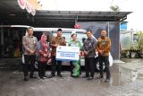 Bank BPD DIY menyerahkan bantuan ambulans kepada RSUD Prambanan