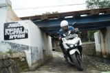 Pengendara sepeda motor melintas di terowongan penyeberangan bawah rel kereta api di Tulungagung, Jawa Timur, Rabu (15/1/2026). Fasilitas penyeberangan tersebut menjadi akses aman bagi kendaraan roda dua dan pejalan kaki guna mengurangi risiko kecelakaan di perlintasan sebidang serta mendukung keselamatan perjalanan kereta api dan pengguna jalan. Antara Jatim/Destyan Sujarwoko/abs