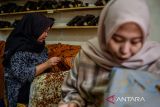 Pekerja menyelesaikan produksi kain batik di Rumah Produksi Batik Komar, Cigadung, Bandung, Jawa Barat, Kamis (15/1/2026). Pemerintah menargetkan pertumbuhan ekonomi 5,4 persen pada 2026 dengan menyiapkan plafon kredit sebesar Rp331,8 triliun untuk mendukung UMKM. ANTARA FOTO/Raisan Al Farisi/agr