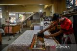 Pekerja melakukan pengecapan kain batik di Rumah Produksi Batik Komar, Cigadung, Bandung, Jawa Barat, Kamis (15/1/2026). Pemerintah menargetkan pertumbuhan ekonomi 5,4 persen pada 2026 dengan menyiapkan plafon kredit sebesar Rp331,8 triliun untuk mendukung UMKM. ANTARA FOTO/Raisan Al Farisi/agr