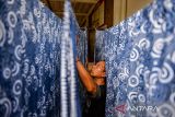 Pekerja menjemur kain batik yang telah selesai di produksi di Rumah Produksi Batik Komar, Cigadung, Bandung, Jawa Barat, Kamis (15/1/2026). Pemerintah menargetkan pertumbuhan ekonomi 5,4 persen pada 2026 dengan menyiapkan plafon kredit sebesar Rp331,8 triliun untuk mendukung UMKM. ANTARA FOTO/Raisan Al Farisi/agr