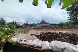 Warga Golantepus Kudus gotong royong tangani tanggul jebol