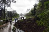 Longsor tutup akses menuju lokasi wisata Lombok Timur